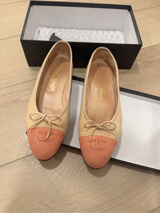 CHANEL Shoes - CHANEL Two-Tone Cream Leather Ballet Flats with Peach Cap Toe
